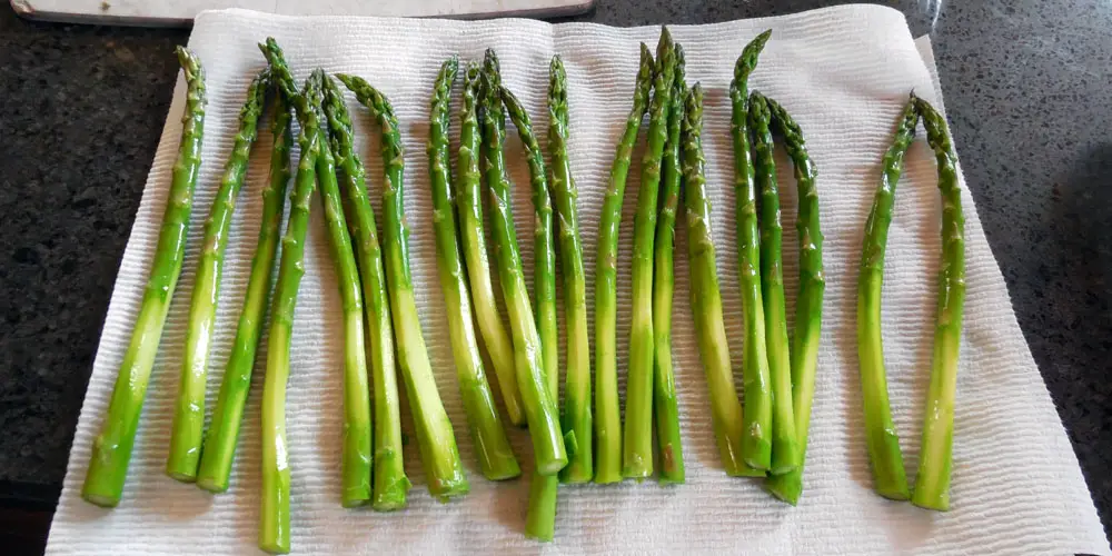asparagus appetizer, asparagus recipe, asparagus with Brie and Prosciutto, prosciutto wrapped asparagus
