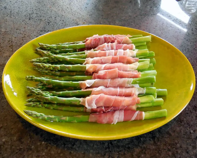 asparagus appetizer, asparagus recipe, asparagus with Brie and Prosciutto, prosciutto wrapped asparagus