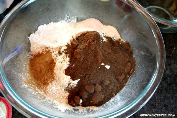 mix dry ingredients for espresso muffins