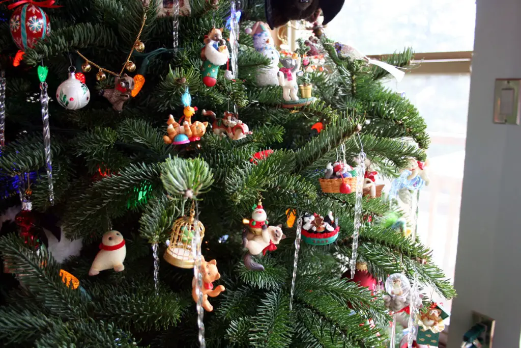 christmas ornaments, mischievous kittens