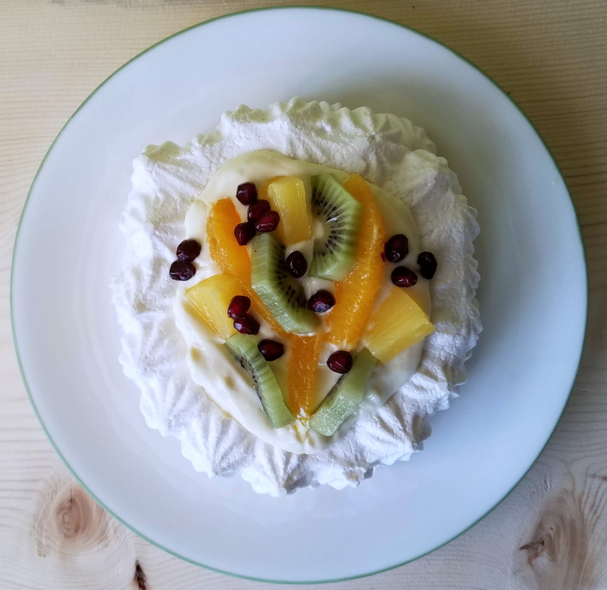 vegan pavlova, vegan dessert, aquafaba meringue