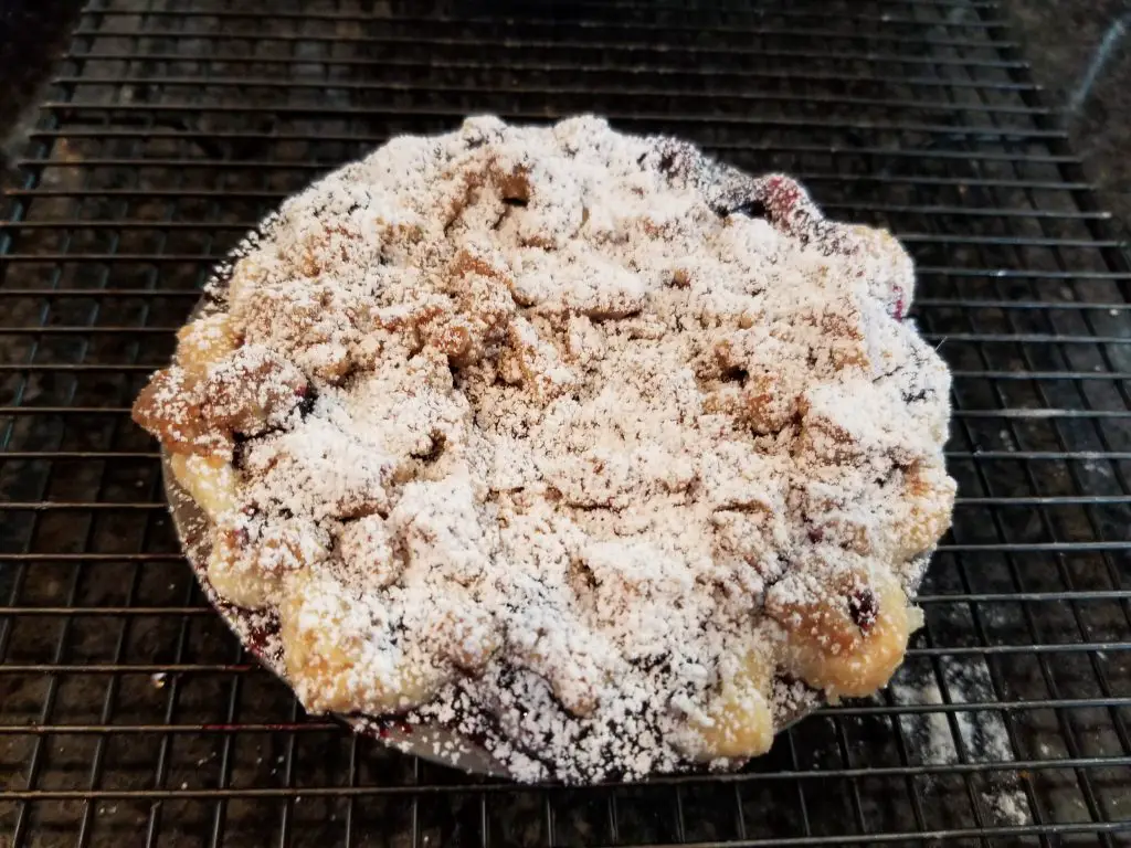 mini huckleberry crumb pie