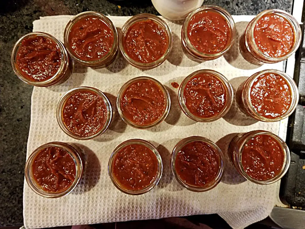 add pizza sauce to jars