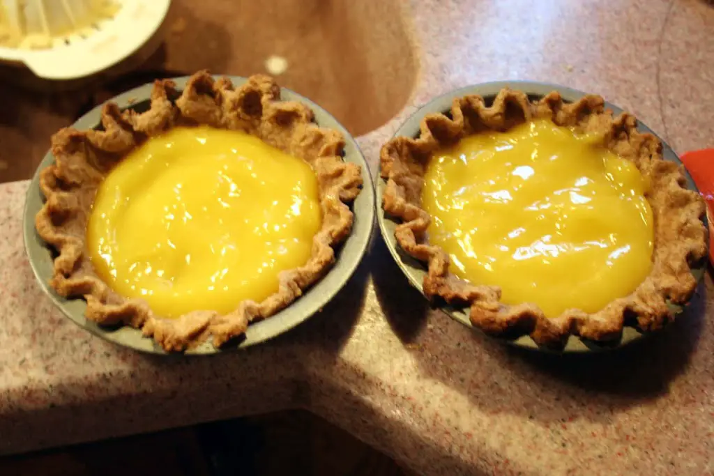add curd to baked tart