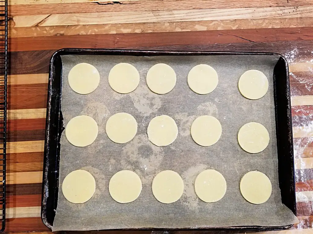 unbaked cookies on cookie sheet